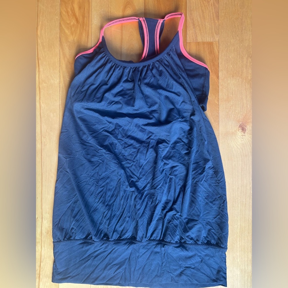 Size six lululemon tank EUC🍋!